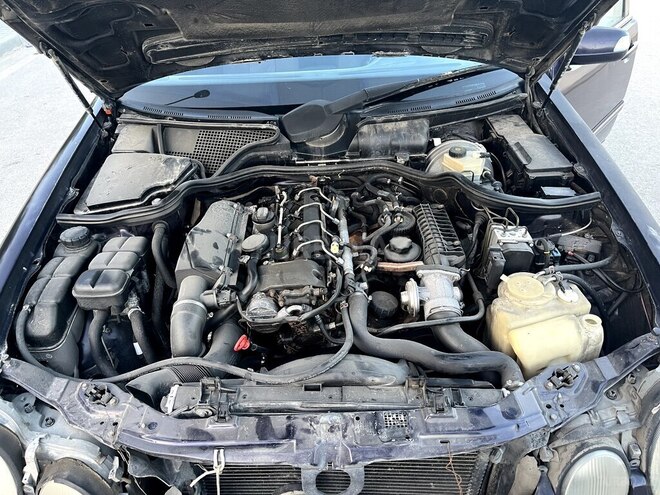 Mercedes E 220-21