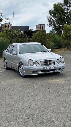 Mercedes E 250-11