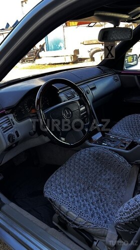 Mercedes E 240-4