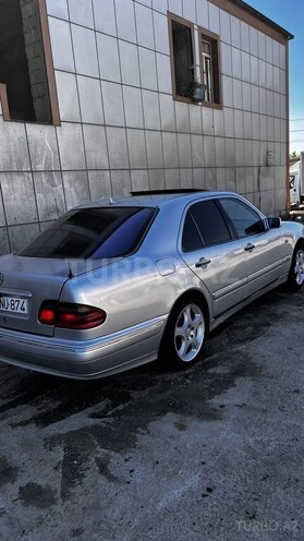 Mercedes E 240-2