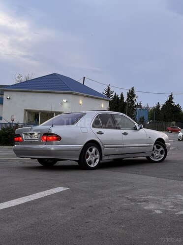 Mercedes E 240-13