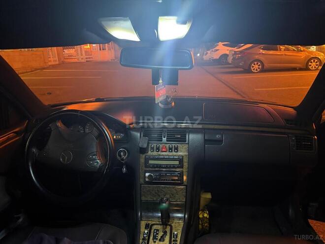 Mercedes E 270-9