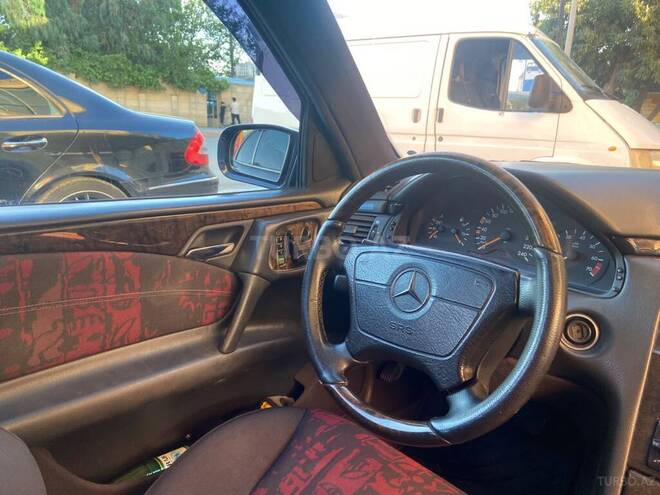 Mercedes E 240-13