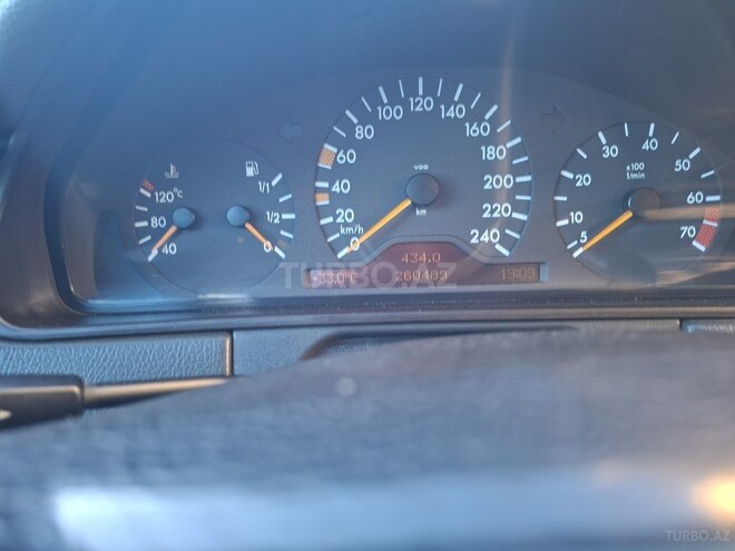 Mercedes E 240-11