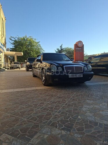Mercedes E 240-1