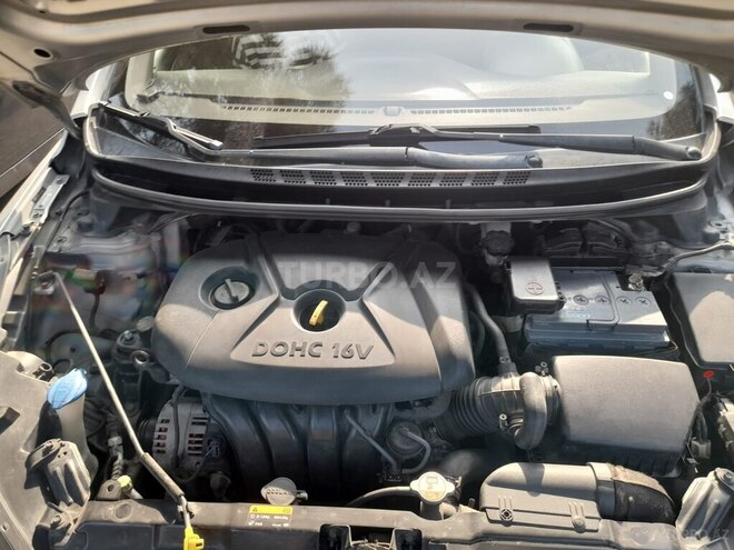 Hyundai Elantra-8