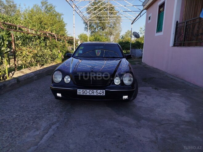 Mercedes E 240-1