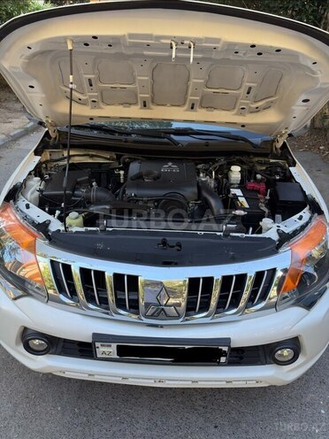 Mitsubishi L200-1