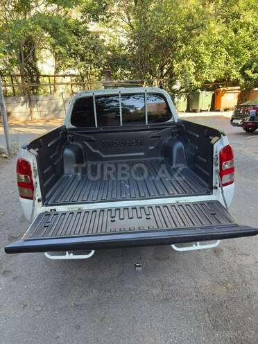 Mitsubishi L200-17