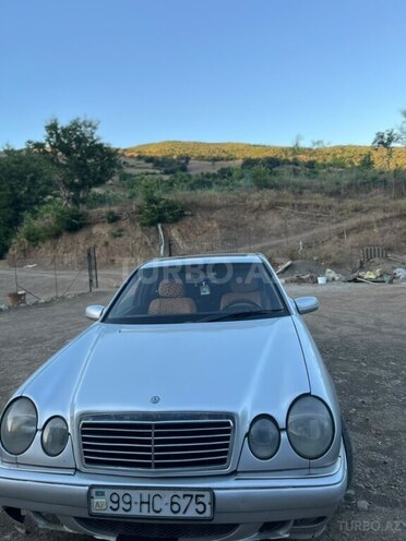 Mercedes E 200-1
