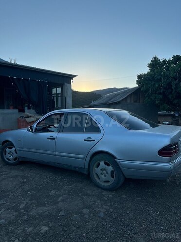 Mercedes E 200-4