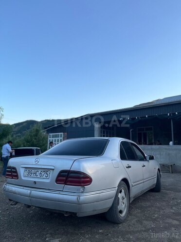 Mercedes E 200-5