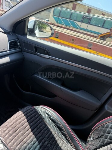 Hyundai Elantra-11