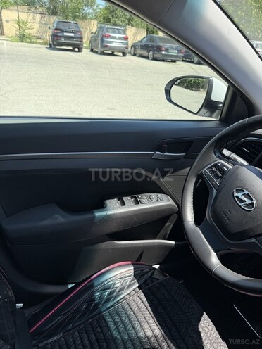 Hyundai Elantra-8