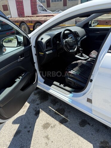 Hyundai Elantra-12