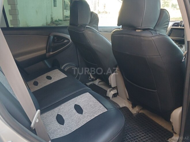 Toyota RAV4-15