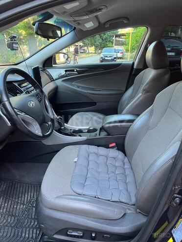Hyundai Sonata-12