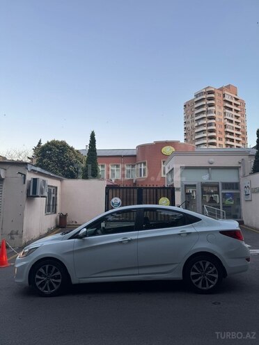 Hyundai Accent-4