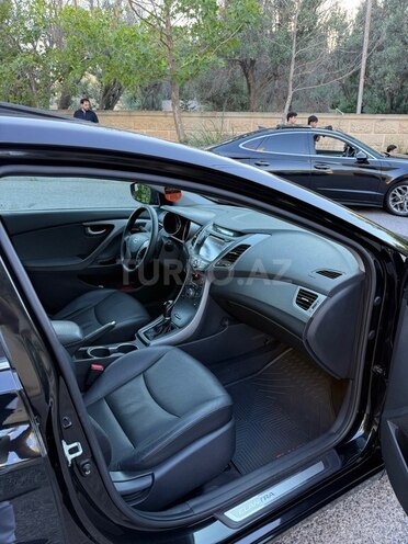 Hyundai Elantra-12