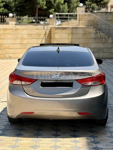Hyundai Elantra-3