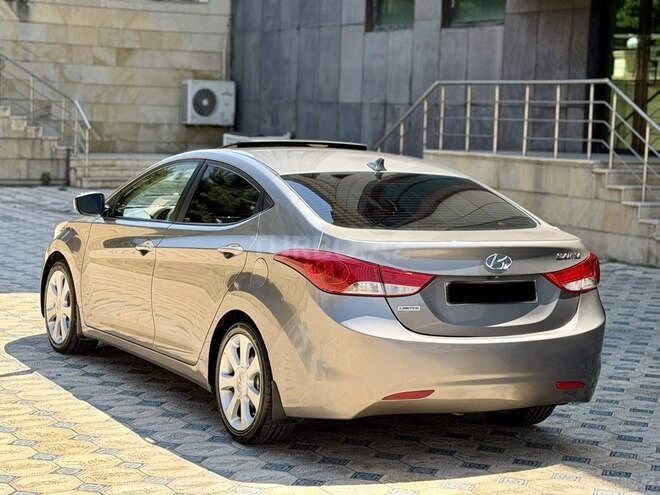 Hyundai Elantra-4