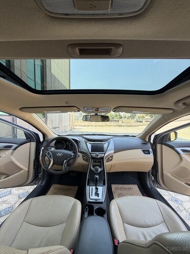 Hyundai Elantra-11