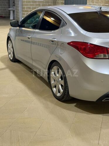Hyundai Elantra-4