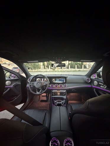 Mercedes E 300 4MATIC-10
