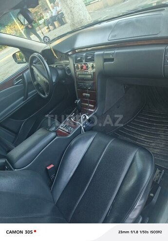 Mercedes E 220-11