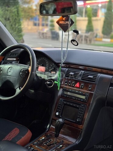 Mercedes E 240-10