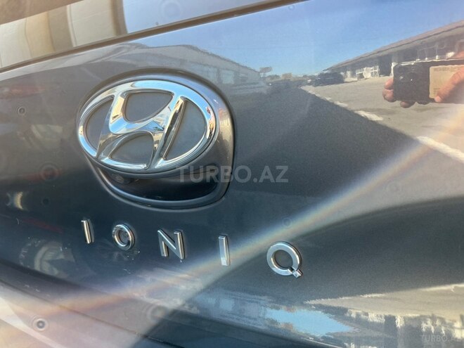 Hyundai IONIQ-11