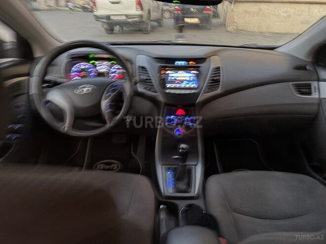 Hyundai Elantra-9