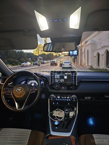 Toyota RAV4-12