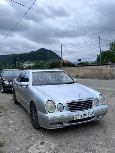 Mercedes E 270-1