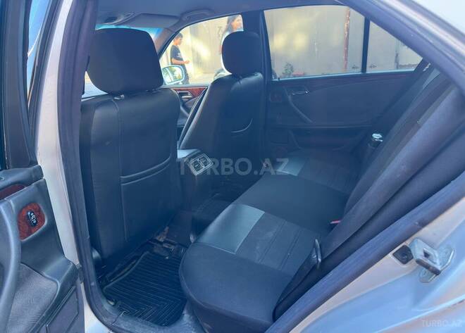 Mercedes E 220-12
