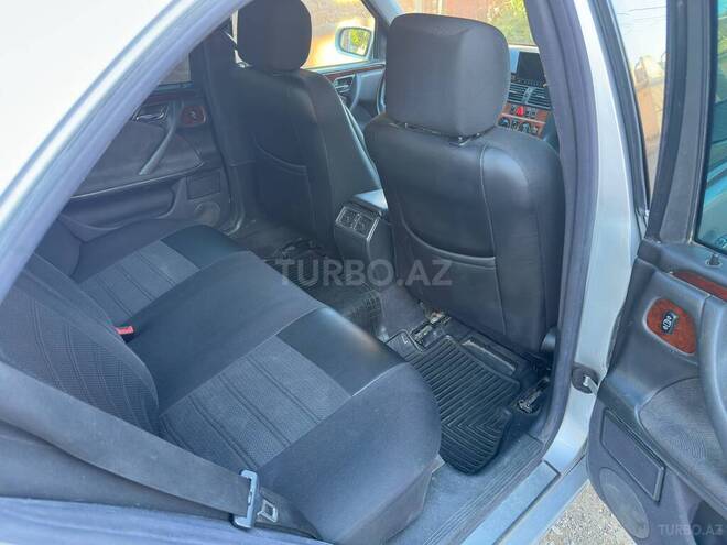 Mercedes E 220-13