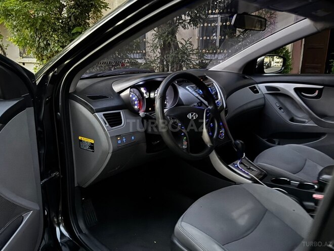 Hyundai Elantra-11