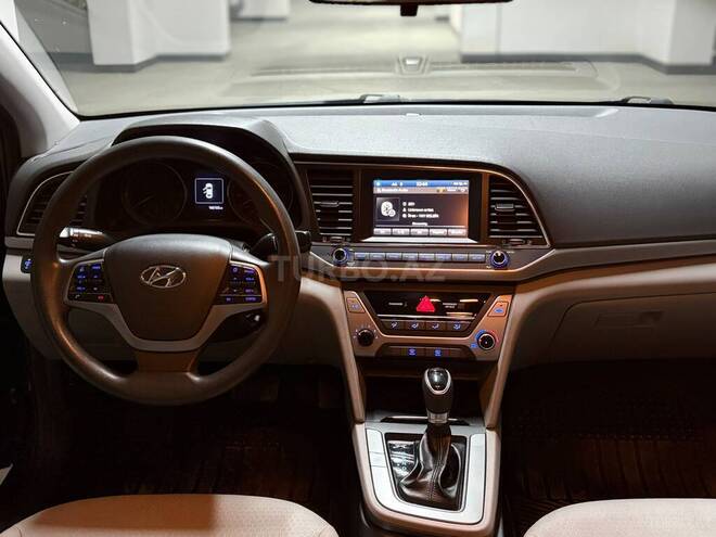 Hyundai Elantra-17