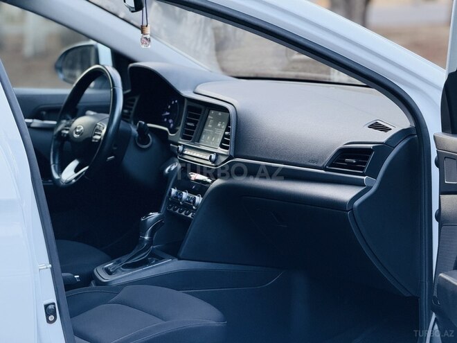 Hyundai Elantra-12