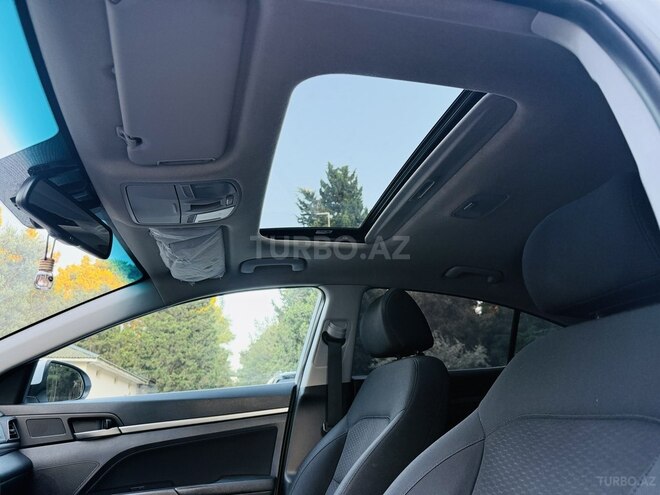 Hyundai Elantra-15