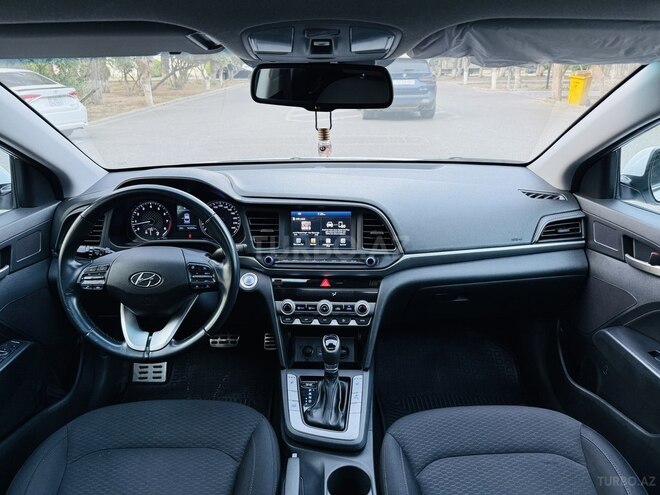 Hyundai Elantra-13