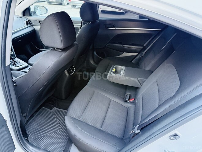 Hyundai Elantra-11