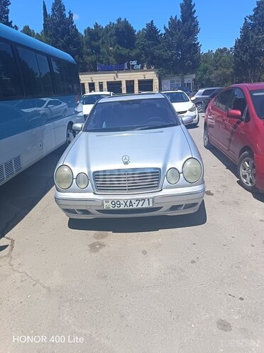 Mercedes E 240-1