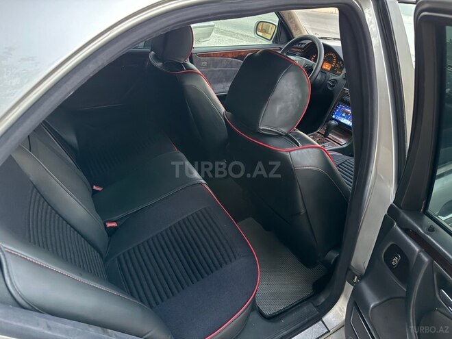 Mercedes E 220-11