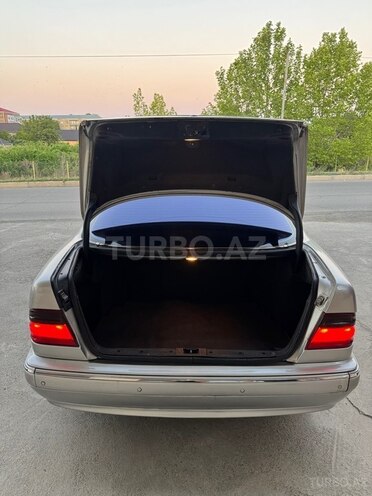 Mercedes E 220-13