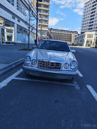 Mercedes E 280-1