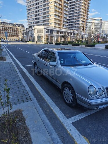 Mercedes E 280-11