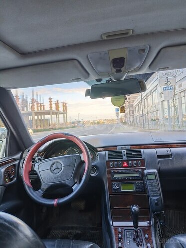 Mercedes E 280-9