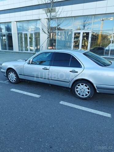 Mercedes E 280-10