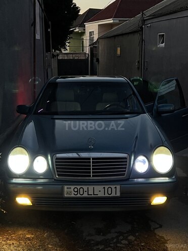 Mercedes E 200-11